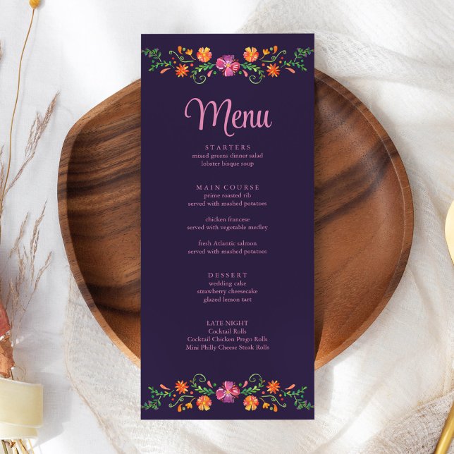 Menu Casamento Vibrante Floral Fiesta Mexicana Roxo (Purple Mexican Vibrant Floral Fiesta Wedding Menu on a white wedding table.)