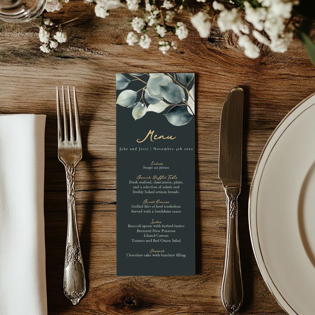 Menu de casamento do Eucalyptus branch verde-escur (Wedding reception dinner menu with and gold text, green background and eucalyptus leaves top frame)