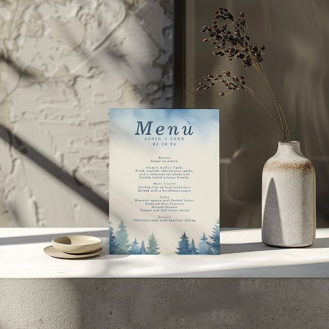 Menu de casamento dos pinheiros de inverno azul (Winter blue pine trees wedding table menu showing all the courses)