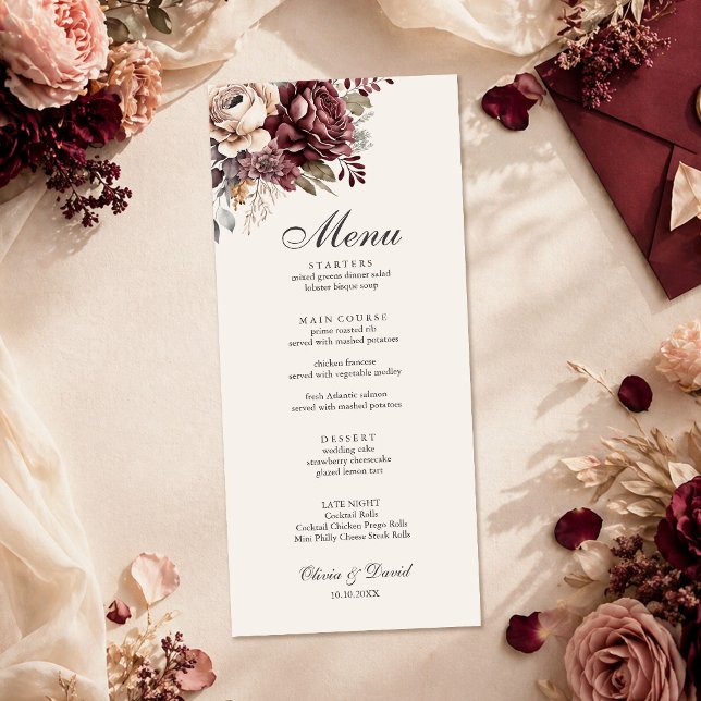 Menu Elegante Cardápio de Casamento Floral Borgonha e R (Elegant Burgundy & Dusty Rose Floral Wedding Menu on a table with wedding decor and flowers)