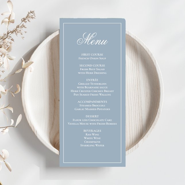 Menu Janto de Script de Casamento Azul Dusty (Elegant dusty blue wedding dinner menu card.)