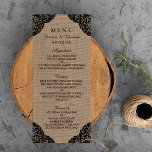 Menu O Lugar Negro Na Coleção De Casamentos De Burlap R<br><div class="desc">O local preto na coleção de casamentos rustic burlap é um design impressionante que apresenta um lindo fundo de efeito burlap rustico com uma trim romântica de efeito lace preto vintage. Esses cartões de menu podem ser personalizados para sua ocasião especial e tornariam o acessório perfeito para qualquer casamento rústico,...</div>
