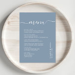 Menu Recepção de casamento Azul Dusty do Script Chic<br><div class="desc">Menu de janto de recepção de casamento azul empoeirado com "menu" em um roteiro de caligrafia branco na moda com baloiços,  seu menu personalizado em uma simples tipografia branca moderna,  seus primeiros nomes unidos por um coração e sua data de recepção.</div>
