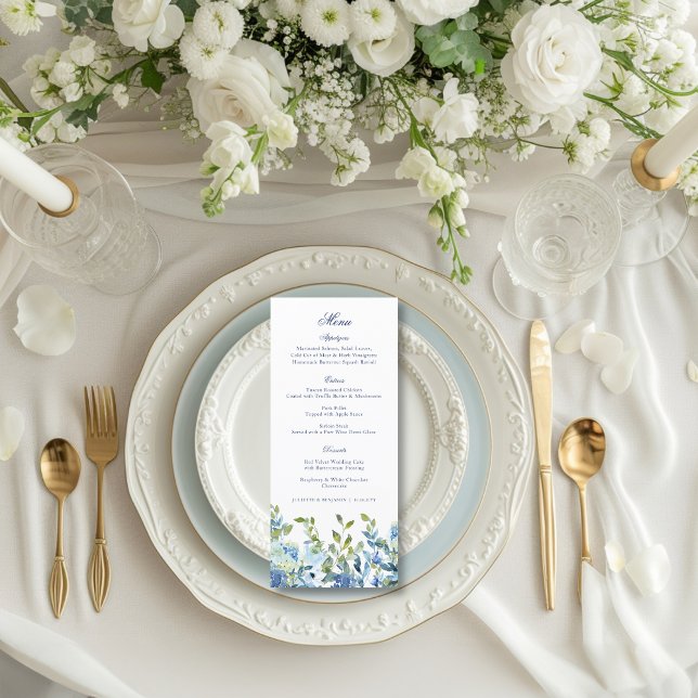 Menu Recepção de casamento Floral Dusty Blue e Marinho (This floral weddning menu features dusty blue and navy blue flowers and a calligraphy script)