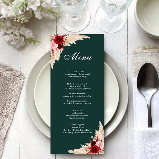 Menu Rosas Boho Borgonha e Grama das Pampas (Boho Emerald Green and Burgundy Roses with Pampas Grass Menu on a white wedding dinner table.)