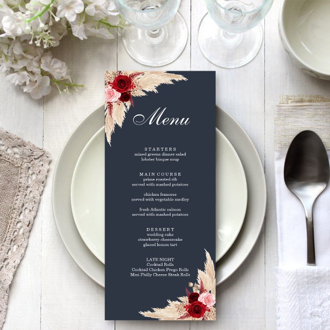 Menu Rosas Boho Borgonha e Grama das Pampas (Boho Burgundy Roses and Pampas Grass Menu on a boho white wedding dinner table.)