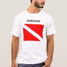 Mergulhador do instrutor abaixo da camisa da