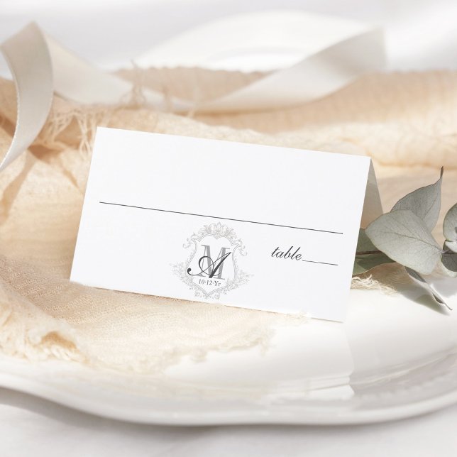Mesa Cartão de Local Dobrado de Casamento de Casamento  (Simple elegant modern classic black and white script vintage monogram crest wedding table place card)