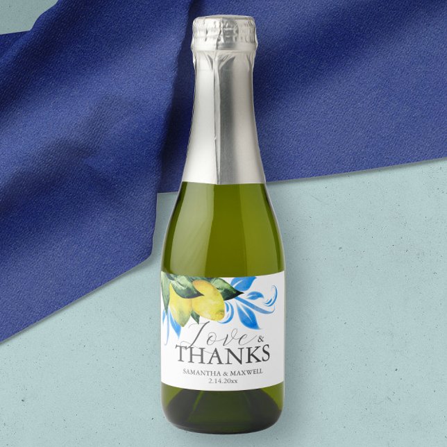 Mesa de Lemon Brunch e Bubble (wedding favors mini champagne label botanical watercolor lemons by Victoria Grigaliunas Alfresco)