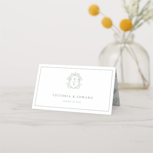 Mesa Sage Green Crest Monogramas Cartão de Casamento (Verso)