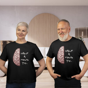 Metade de um t-shirt da obscuridade da camisa da