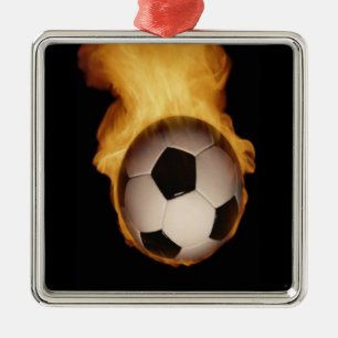 Metal Bola de Futebol sobre Ornamento de Fogo