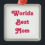 Metal Medalha da mamã dos mundos ornamento de suspensão<br><div class="desc">Medalha da mamã dos mundos ornamento de suspensão da melhor. Grande ornamento no vermelho e no branco de prata, para dizer a sua mamã como o excelente ela é. Texto e fita no vermelho. Você pode mudar o texto contudo que você gosta. Por que não adicionar uma imagem de sua...</div>