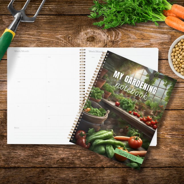 Meu diário de Planejador de Notebook de Jardinagem (A planner - My Gardening Notebook - on a wooden table with vegetables and gardening objects)
