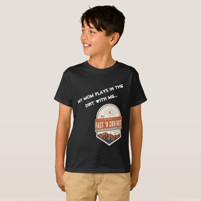 "Meus jogos da mamã na sujeira comigo." T-shirt (Frente Completa)