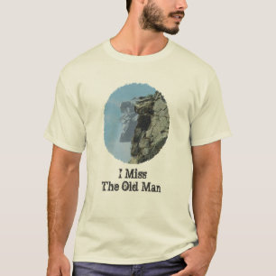 Mim ancião da senhorita no t-shirt da montanha