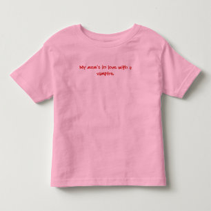 Minha mãe no amor com um t-shirt do vampiro