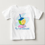 Minha Primeira Camiseta Chanukah<br><div class="desc">O primeiro Chanukah do bebê com um sonho colorido.</div>