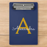 Mini Prancheta Navy Azul Dourado Moderno Script Monograma Nome Fe<br><div class="desc">Navy Azul e Dourado Nome Planejamento Prancheta. Isso torna o presente perfeito para aniversário de 16 anos,  casamento,  chá de noiva,  aniversário de casamento,  chá de bebê ou festa de despedida de solteira para alguém que ama luxo glamoroso e estilos chiques.</div>