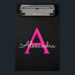 Mini Prancheta Nome do Monograma Girly Black Script Hot-Pink<br><div class="desc">Área de Transferência de Planeamento de Nome Preto e Rosa Quente. Isto faz o doce e perfeito aniversário de 16 anos,  casamento,  chá de panela,  aniversário,  chá de fraldas ou festa de solteira presente para alguém que ama luxo de luxo e estilos quíticos.</div>