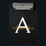 Mini Prancheta Nome do Monograma Rapariga de Script Moderno Doura<br><div class="desc">Área de Transferência de Planejamento de Nome Preto e Dourado. Isto faz o doce e perfeito aniversário de 16 anos,  casamento,  chá de panela,  aniversário,  chá de fraldas ou festa de solteira presente para alguém que ama luxo de luxo e estilos quíticos.</div>