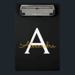 Mini Prancheta Nome do Monograma Rapariga de Script Moderno Doura<br><div class="desc">Área de Transferência de Planejamento de Nome Preto e Dourado. Isto faz o doce e perfeito aniversário de 16 anos,  casamento,  chá de panela,  aniversário,  chá de fraldas ou festa de solteira presente para alguém que ama luxo de luxo e estilos quíticos.</div>
