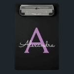 Mini Prancheta Nome Monograma Garota Roscas Roxo Preto<br><div class="desc">Prancheta de Planejamento de Nome Preto e Roxo. Isso faz o presente perfeito de aniversário de 16 anos,  casamento,  chá de noiva,  aniversário de casamento,  chá de bebê ou festa de despedida de solteira para alguém que ama glamour luxuoso e estilos chiques.</div>