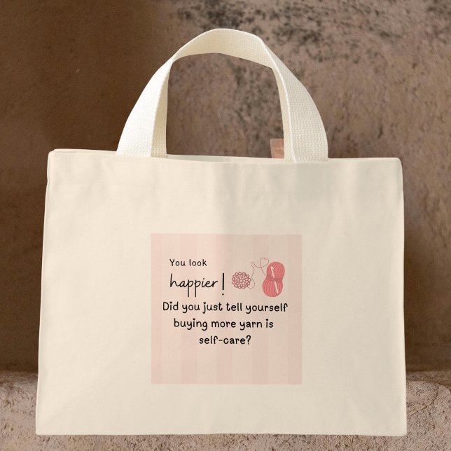 Mini Sacar mais linha é autocuidado Bolsa Tote (You look happier! Did you tell yourself buying more yarn is self-care?" tote bag)