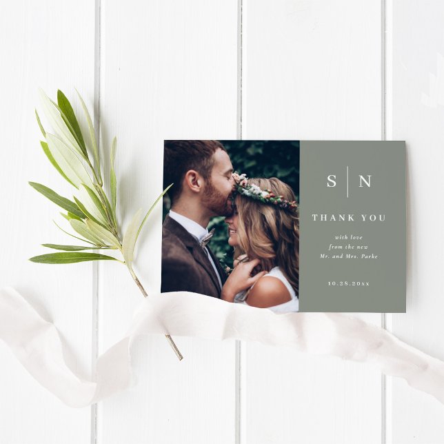 Mínimo e Chic | Fotografia Casamento Orçamento Mui (A stylish sage green thank you card with room for two of your favorite photos)