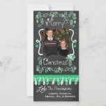 Mint Green Chalkboard Feliz Cartão com fotos de Na<br><div class="desc">Feliz cartões com fotos de Natal com uma tela de fundo, muitos espirais verdes de menta e texto que diz Feliz Natal, uma série de luzes coloridas em menta e verde, menta e ornamentos verdes pendurados, e áreas que você pode personalizar esses belos e brilhantes cartões com fotos de Natal...</div>