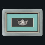 Miss América estilo Belt Buckle<br><div class="desc">Cobra-fivela mostrada numa cor prateada escovada para homens e mulheres. Tem uma imagem de uma impressão prateada brilhante no centro sobre fundo preto com bordas de marfim,  preto e aqua retângulos. Personalize este item ou comprar conforme mostrado.</div>