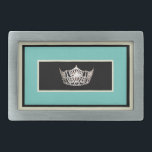 Miss América estilo Belt Buckle<br><div class="desc">Cobra-fivela mostrada numa cor prateada escovada para homens e mulheres. Tem uma imagem de uma impressão prateada brilhante no centro sobre fundo preto com bordas de marfim,  preto e aqua retângulos. Personalize este item ou comprar conforme mostrado.</div>