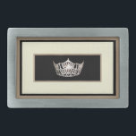 Miss América estilo Belt Buckle<br><div class="desc">Cobra-fivela mostrada numa cor prateada escovada para homens e mulheres. Tem uma imagem de um impressão prateado brilhante no centro sobre fundo preto com bordas de marfim,  preto e retângulo esticado. Personalize este item ou comprar conforme mostrado.</div>