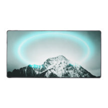 Misteriosa luz azul-neon da montanha nevada