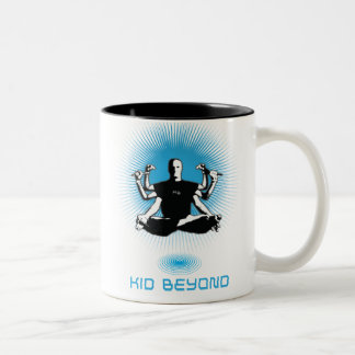Miúdo além da caneca