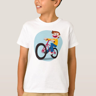 Miúdo que monta um t-shirt da bicicleta