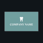 Modelo de cartão de negócios de dentista com logot<br><div class="desc">Modelo de cartão de negócios do escritório de dentista com o logotipo dos dentes brancos. Cartões de visitas profissionais que cuidam dos dentes. Design de disposição profissional adequado para odontologia ou higiene dentária. Cor de fundo personalizada.</div>