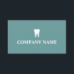 Modelo de cartão de negócios de dentista com logot<br><div class="desc">Modelo de cartão de negócios do escritório de dentista com o logotipo dos dentes brancos. Cartões de visitas profissionais que cuidam dos dentes. Design de disposição profissional adequado para odontologia ou higiene dentária. Cor de fundo personalizada.</div>