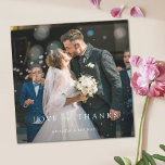 Modelo de Cartões de agradecimentos de Casamento d<br><div class="desc">Este simples modelo de cartões de agradecimentos de casamento de fotos personalizadas apresenta um design moderno, elegante, minimalista. A forma padrão é cantos nítidos padrão, mas cantos arredondados também funcionam maravilhosamente com este design, então tente ambos os modos de aparência e veja qual deles o agarra! A frente apresenta sua...</div>