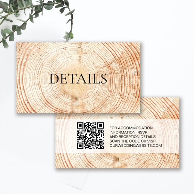 Modelo de código QR com detalhes de textura de mad (Details enclosure card, rustic wood cut slice design with QR code wedding website.)