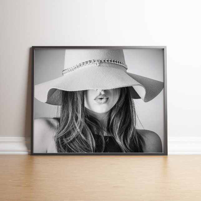 Modelo de Moda Preta e Branca com Poster de Chapéu (Black and White Fashion Model with Hat Poster in black frame.)