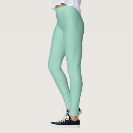 modelo vestindo leggings verde-menta de cintura al