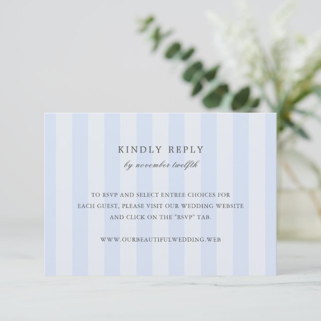 Modern Blue Stripes Elegant Wedding RSVP Card (Em pé/Frente)