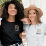 Modern Boho Rainbow Auntie T-Shirt<br><div class="desc">Esta camiseta da tia totalmente editável apresenta um arco-íris desenhado pela mão boêmia moderna. Esta camisa clássica faz o presente perfeito para qualquer tia ou tia. Ou pode simplesmente mostrar a todos que é uma tia orgulhosa! A expressão "tia" é perfeitamente editável para que possa mudar a cor e a...</div>