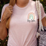 Modern Boho Rainbow Big Sister T-Shirt<br><div class="desc">Esta camiseta Big Sister totalmente editável apresenta um arco-íris desenhado pela mão boêmia moderna. Esta camisa clássica faz o presente perfeito para qualquer Irmã Grande ou Irmã Grande. Ou você pode simplesmente mostrar a todos que você é uma Irmã Grande orgulhosa! A expressão "Irmã Grande" é perfeitamente editável para que...</div>