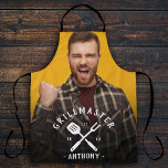 Modern Grillmaster Legal Name Men<br><div class="desc">Presente personalizado legal e engraçado para o mestre de chuvas em sua vida. Basta carregar sua foto e personalizar com seu nome e ano de nascimento e este será um presente excelente para seu chefe de cozinha,  seja ele um namorado,  marido,  pai ou tio.</div>