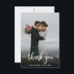 Modern Hand - Letra Cartões de agradecimentos Foto<br><div class="desc">Obrigado de casamento do Na moda moderno, modelo de cartão postal com uma foto vertical do cheio na frente, com o texto "Obrigado" em uma letra de script de tipografia escrita à mão, em branco, na foto. Personalize o nome personalizado e a mensagem do obrigado. Se preferir escrever manualmente a...</div>