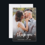 Modern Hand - Letra Cartões de agradecimentos Foto<br><div class="desc">Obrigado de casamento do Na moda moderno, modelo de cartão postal com uma foto vertical do cheio na frente, com o texto "Obrigado" em uma letra de script de tipografia escrita à mão, em branco, na foto. Personalize o nome personalizado e a mensagem do obrigado. Se preferir escrever manualmente a...</div>