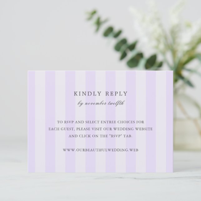 Modern Purple Stripes Elegant Wedding RSVP Card (Em pé/Frente)