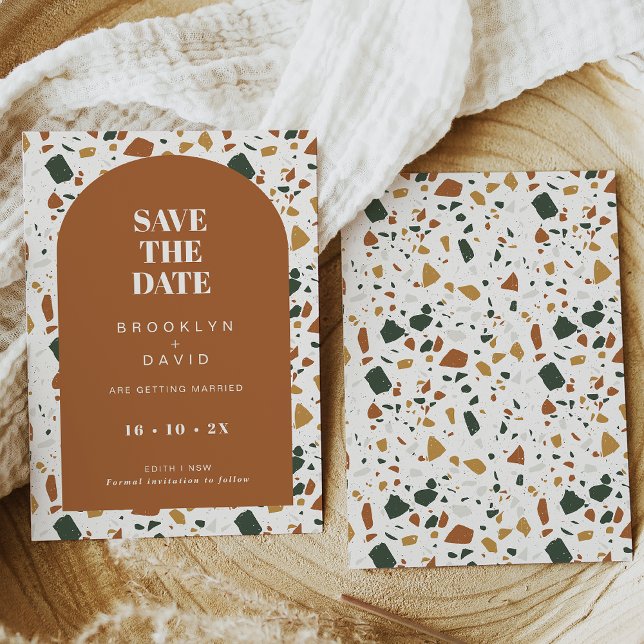Modern Terracotta Arch Terrazzo Salve O Cartão De  (Terrazzo wedding save the date card featuring a terracotta arch frame and terracotta flecks.)